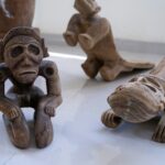 Ilustracija tri prahistorijske figurice.